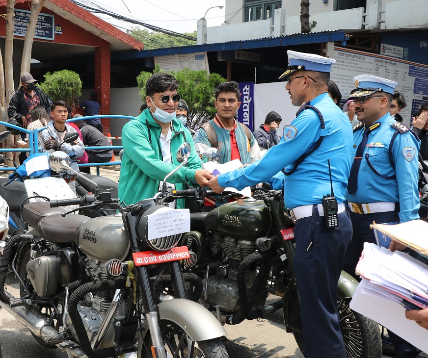 हराएका २३ वटा दुईपाङग्रे सवारी साधन खोजतलास गरी ट्राफिक प्रहरीद्वारा धनीलाई हस्तान्तरण